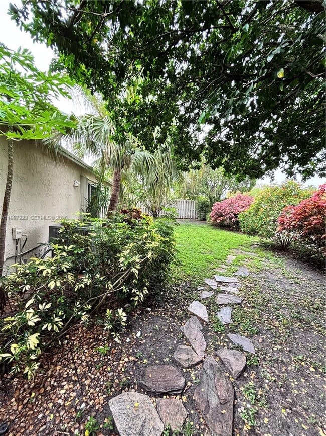 Building Photo - 821 W Beckley Square