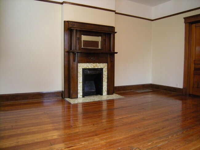 Huge 15' x 15' Bedroom - 2310 Rohs St
