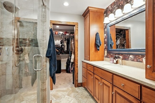 Building Photo - 864 Greenwood Rd