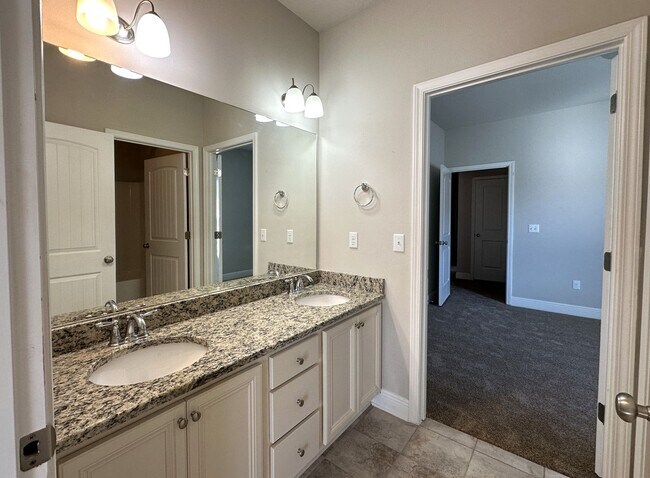 Building Photo - Gorgeous & Spacious