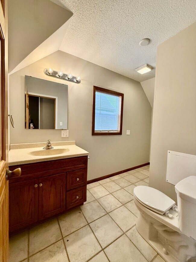 Building Photo - Available Feb 15th! Spacious 3–4 Bedroom Home in Prime Central Location