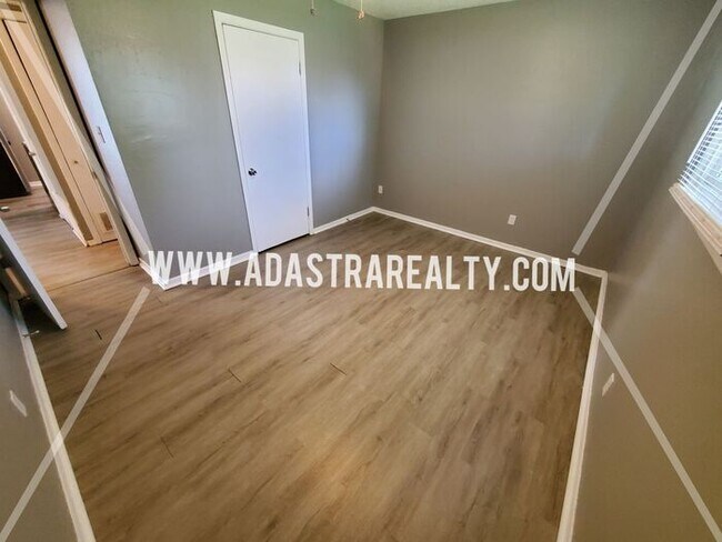 Building Photo - 4 Bedroom Ranch Home in Grandview-Coming SOON!!