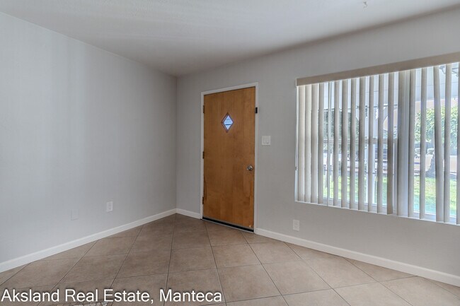 Building Photo - 3007 W Lathrop Rd