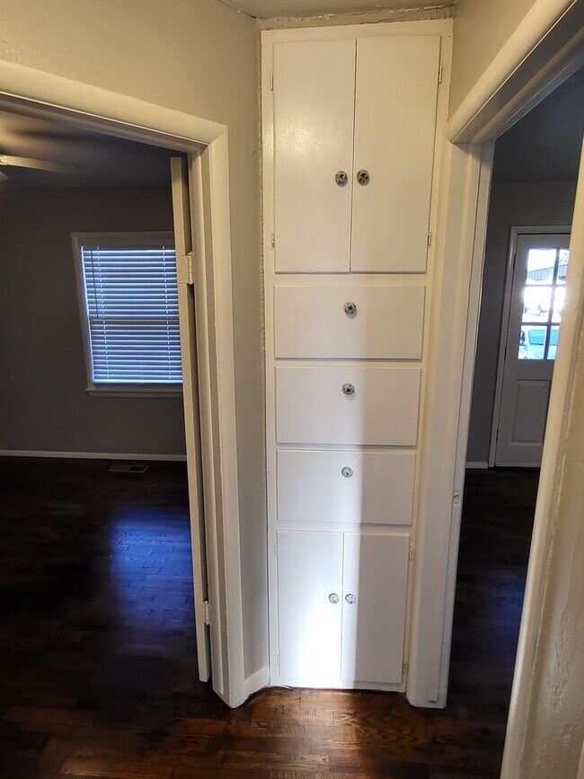 Building Photo - Beautiful 3 bedroom house with granite countertops and central heat and air