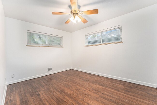 Building Photo - Discover comfort and convenience in this u...