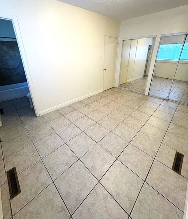 Building Photo - 1 Bedroom Apartment in SLC