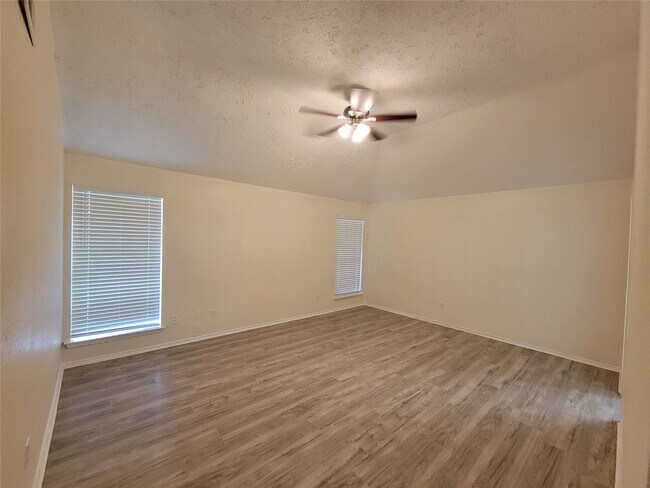 Building Photo - 2034 Village Park Dr