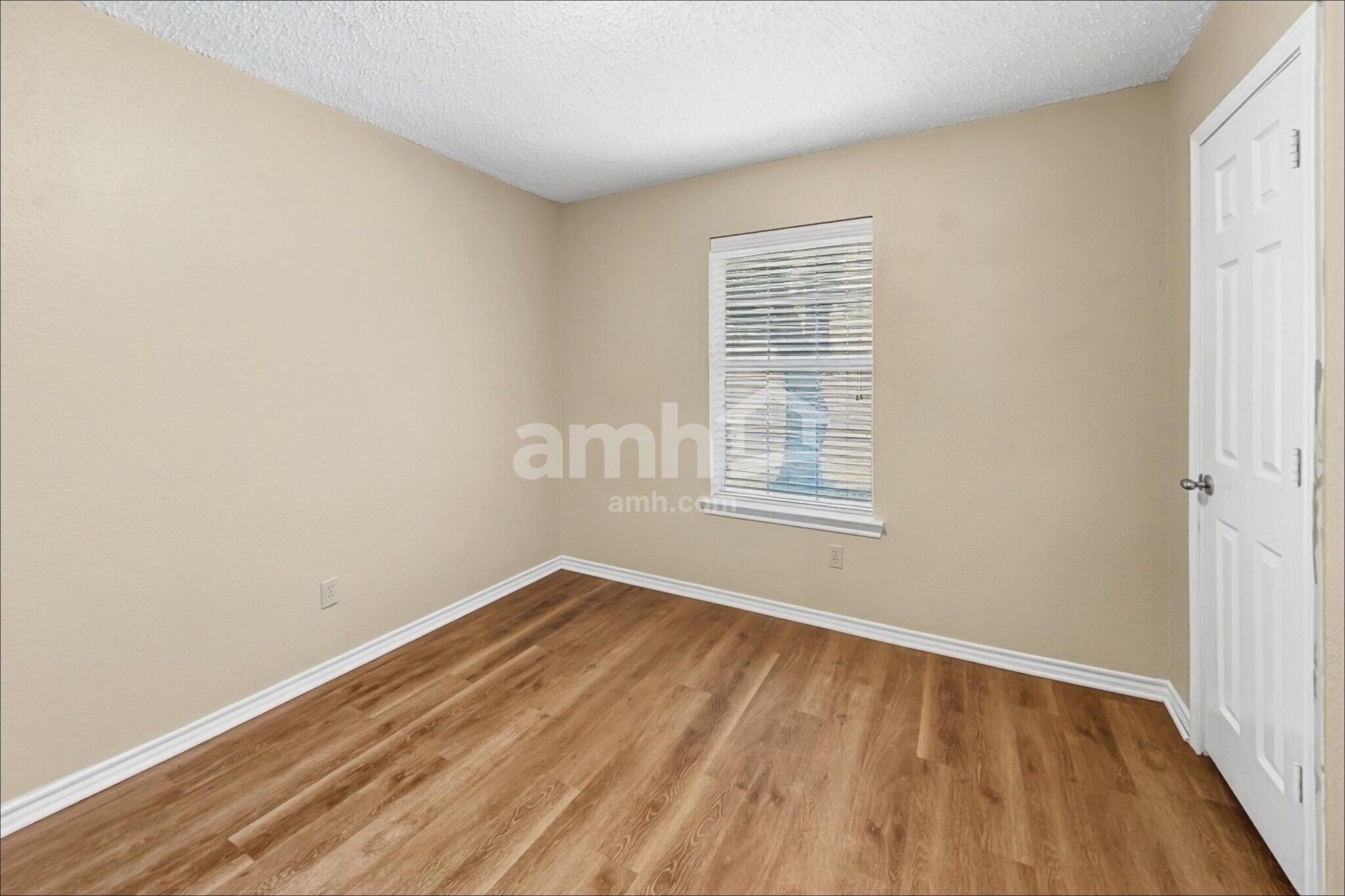 Building Photo - 105 S Winding Oaks Dr