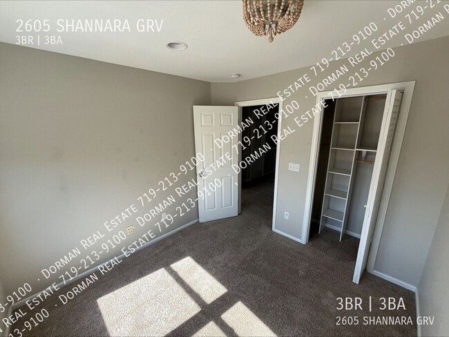 Building Photo - 3 Bed/2.5 Bath Townhome Located in the Col...