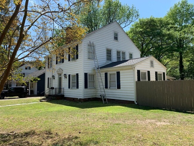Building Photo - 606 S Elm St