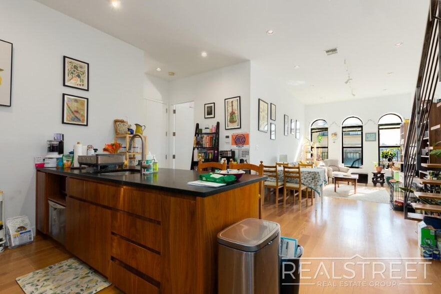 Building Photo - LOFT-LIKE 1 BED w PRIVATE ROOF DECK + LAUNDRY IN-UNIT