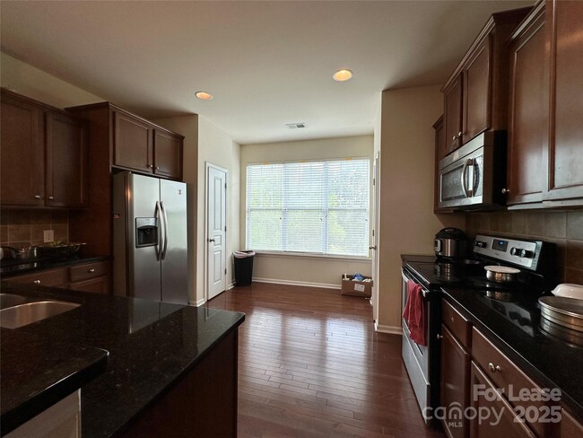 Building Photo - 835 Skybrook Falls Dr