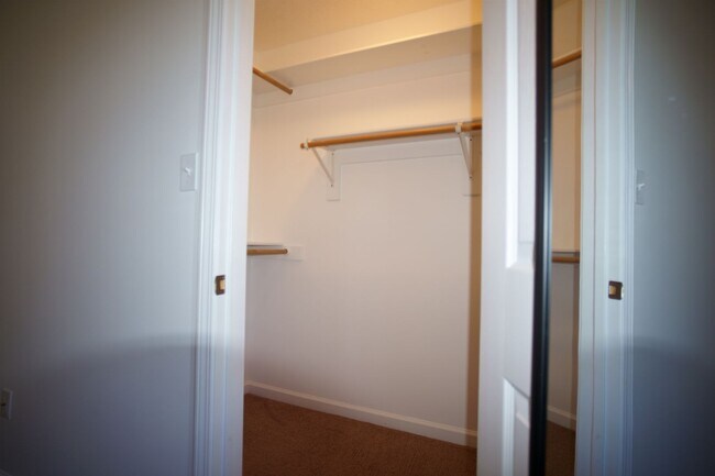 Building Photo - 3 Bed/2 Bath. Master on Main. Close to shopping, US 460, and I-81