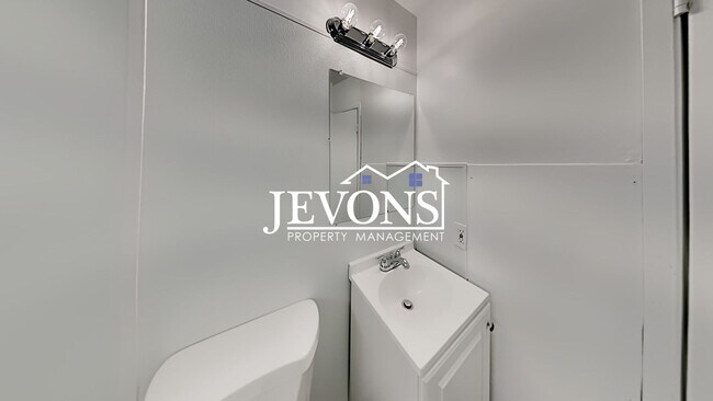 Building Photo - Embrace the cozy charms of this single-family home in Yakima's heart