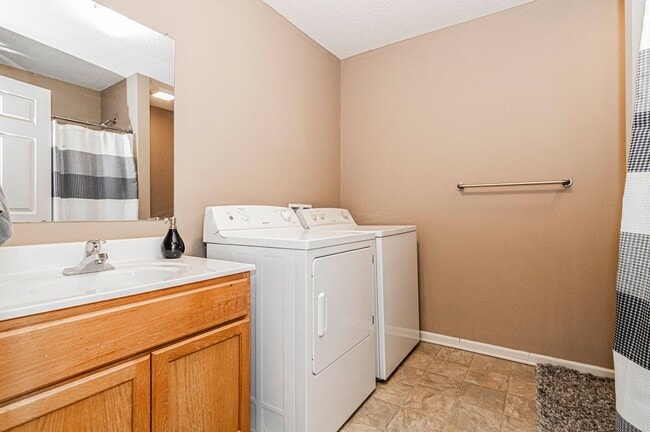 Building Photo - Spacious Home Close to Fort Riley!