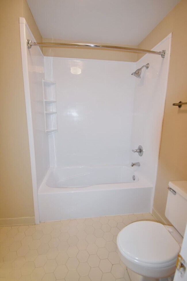 Building Photo - 3 Bedroom 2 Bathroom Townhome- Pets Considered