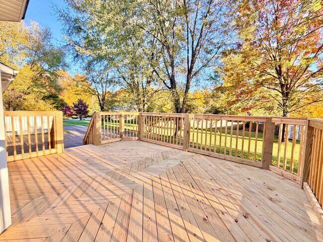 Building Photo - 1402 E Rhett Butler Rd