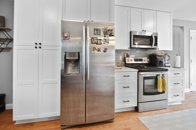 Building Photo - Pet Friendly Three Bedroom with Bonus!