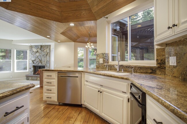 Building Photo - 3 Blackhawk Club Ct