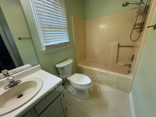 Building Photo - 1520 Kenwalt Dr