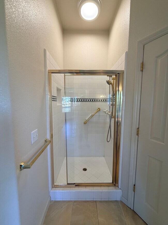 Building Photo - Beautiful Lakefront Home in the Vineyard! 55+ community