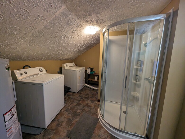 Bathroom & laundry - 798 Oak St