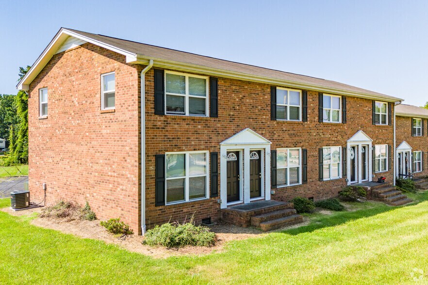 Primary Photo - Lionchase Apartments