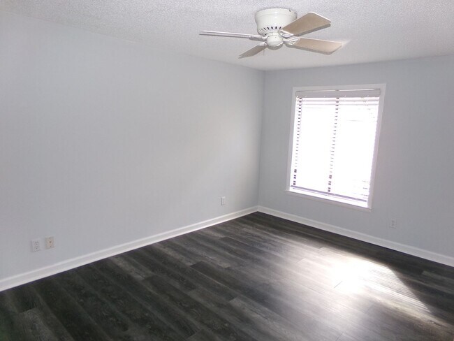 Building Photo - Country Club and Peace Haven Area