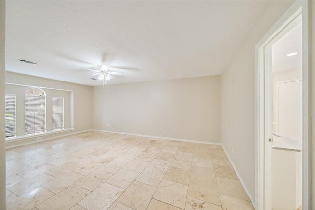 Building Photo - 135 Towering Pines Dr