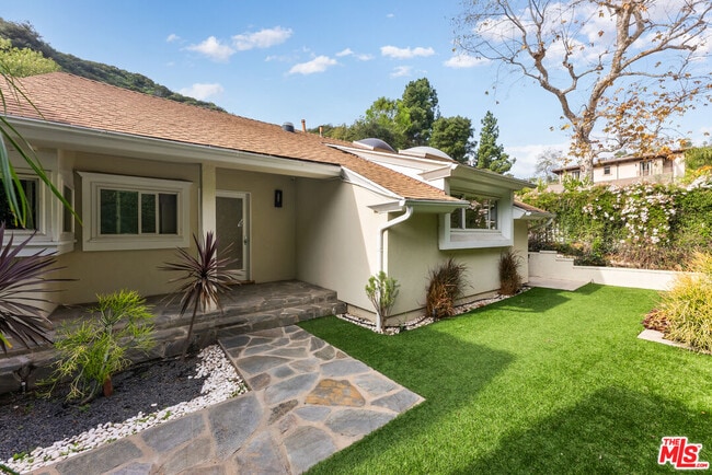 Building Photo - 1617 Roscomare Rd