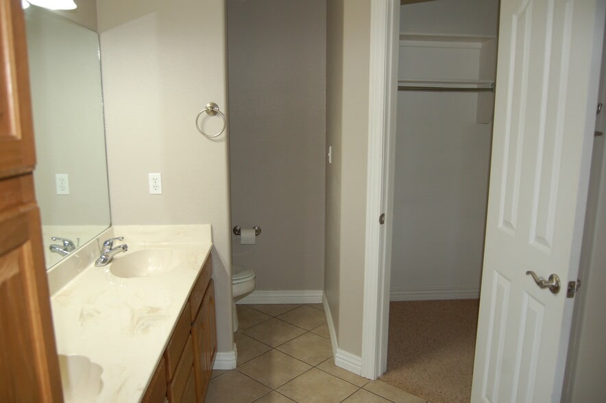 Master bath - 6188 W Milliken Bnd