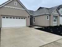 Building Photo - 3 Bedroom 2 Bathroom