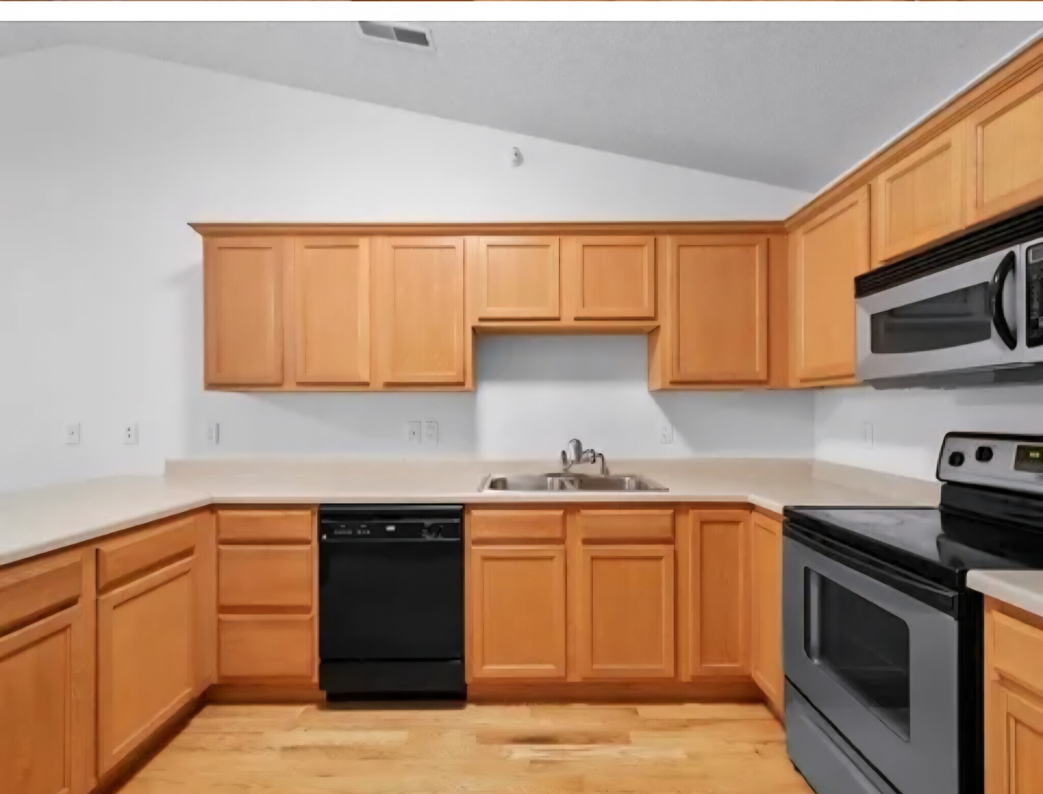 Building Photo - 1000 Duchess Dr