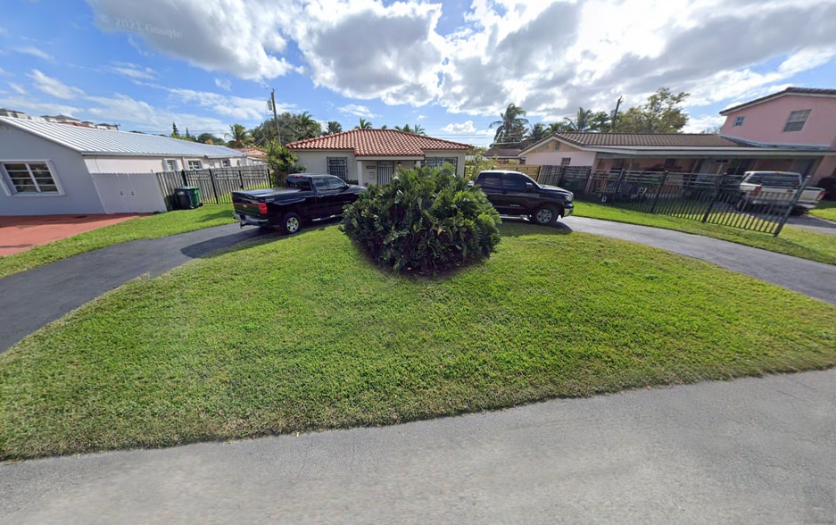 Building Photo - 6790 SW 18th St