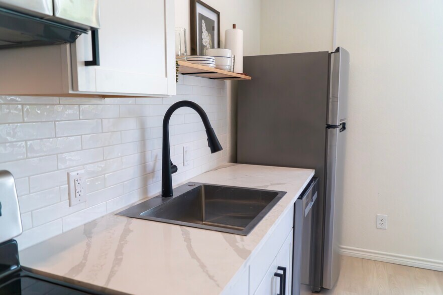 Building Photo - 631 Muscari