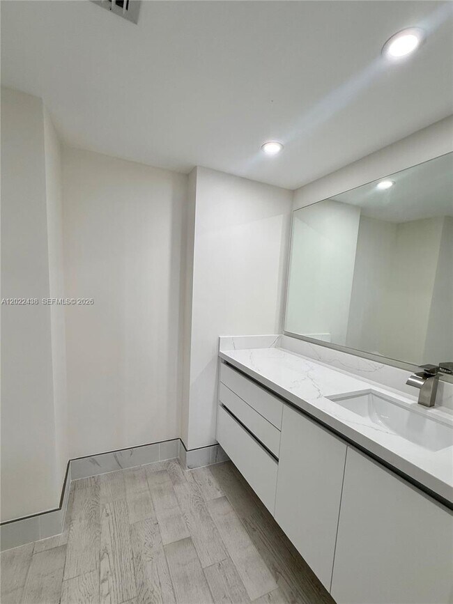 Building Photo - 801 N Venetian Dr