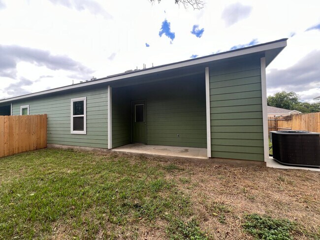 Building Photo - Elegant Home in Seguin!