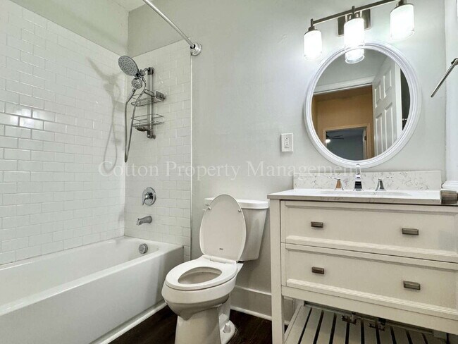 Building Photo - 2BR/1BA Nicely remodeled historic home in ...