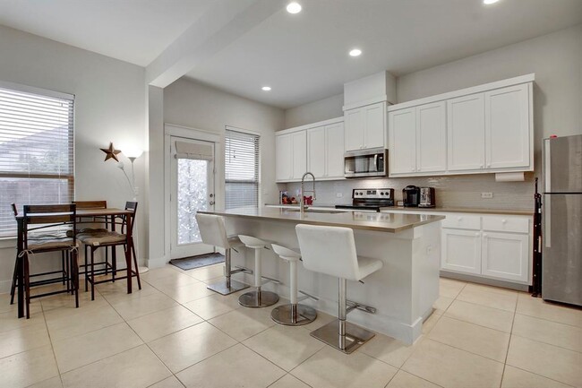 Building Photo - 13001 Hymeadow Dr