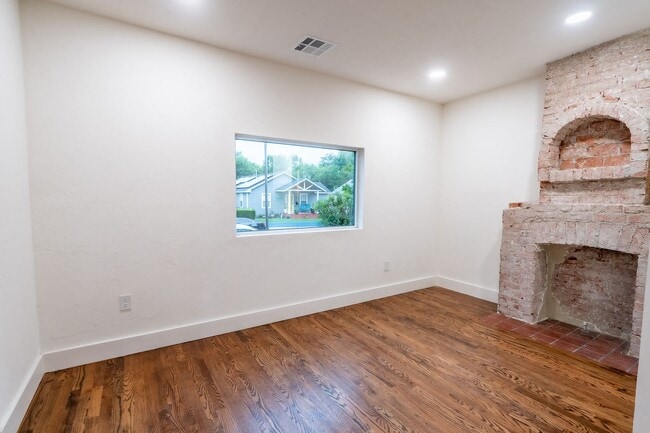 Building Photo - 345 S Zunis Ave