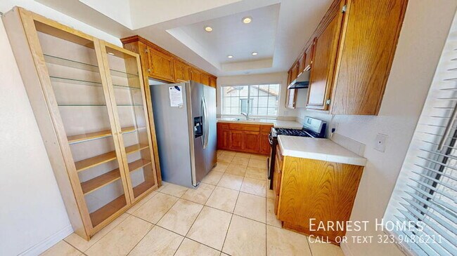 Building Photo - 5606 Las Virgenes Rd