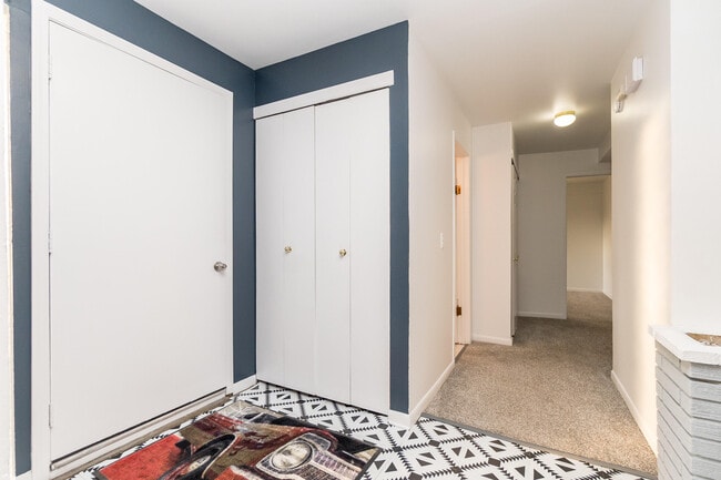 Building Photo - 18248 Farmington Rd