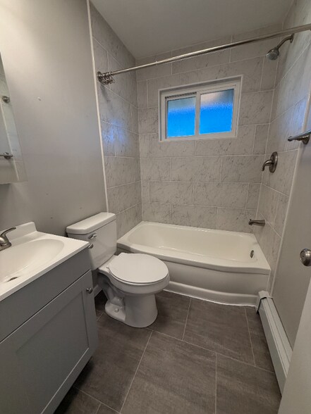 Building Photo - 652 E Main St