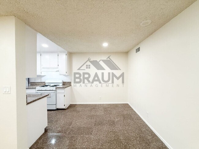 Building Photo - 221 W Elm Ave