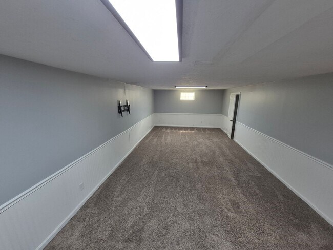 Building Photo - Large 2 story home!!