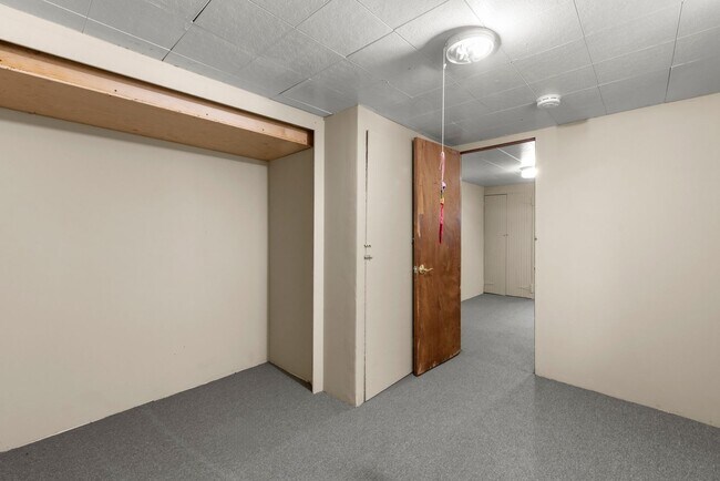 Building Photo - Private Room in Spacious 7-Bedroom, 3-Bath...