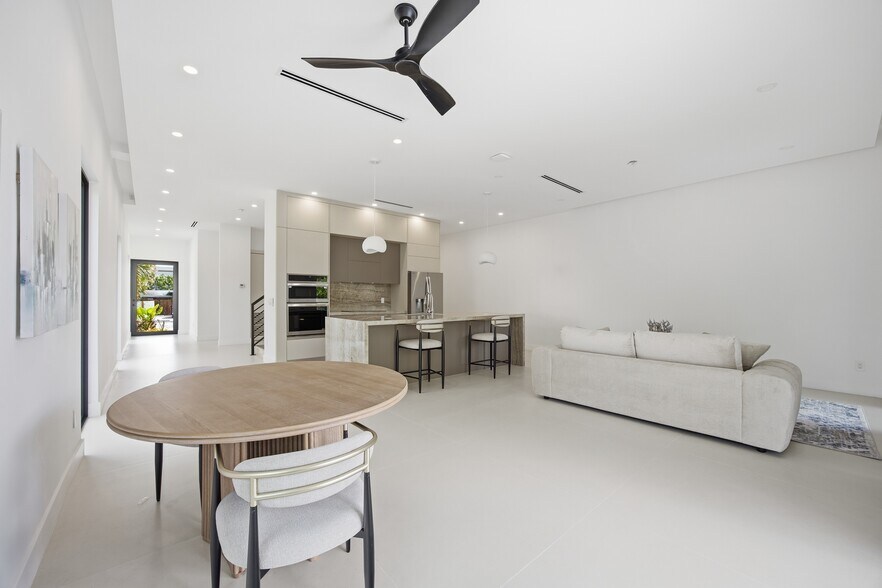 Building Photo - 1319 NE 13th Ave