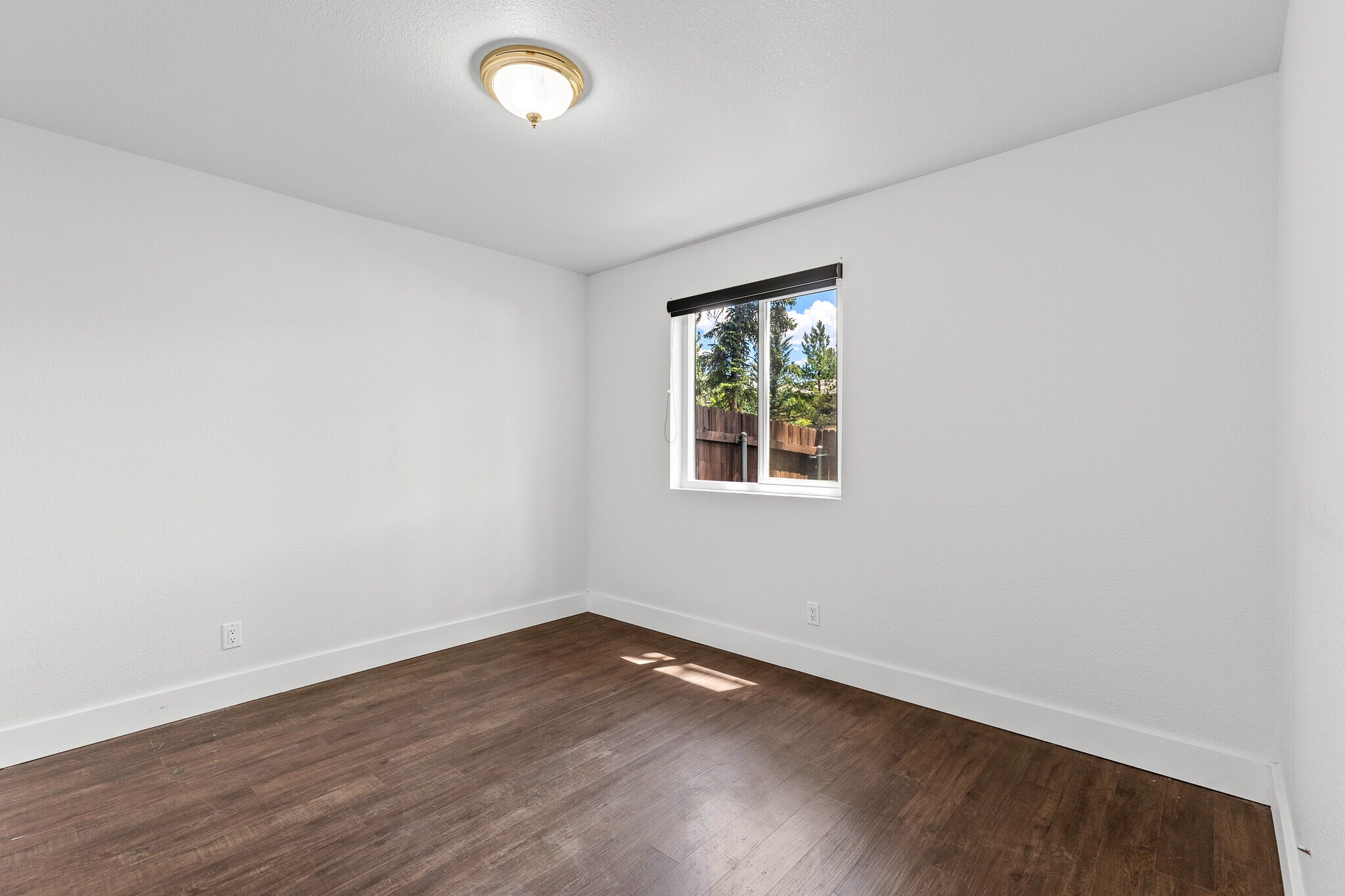Building Photo - 111 E Oak Ave
