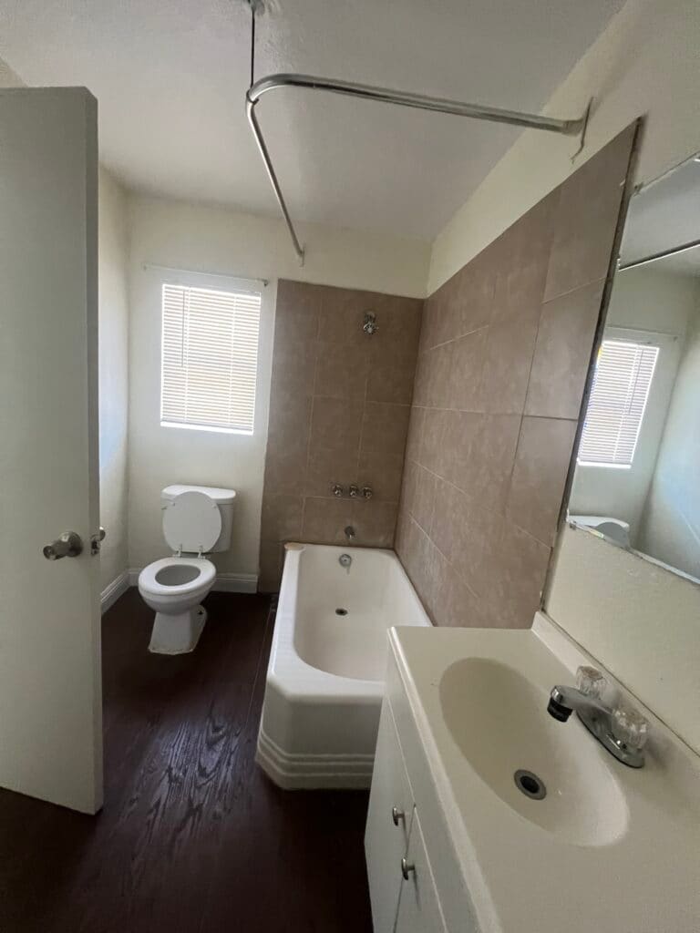 Building Photo - 413 W Van Buren Ave