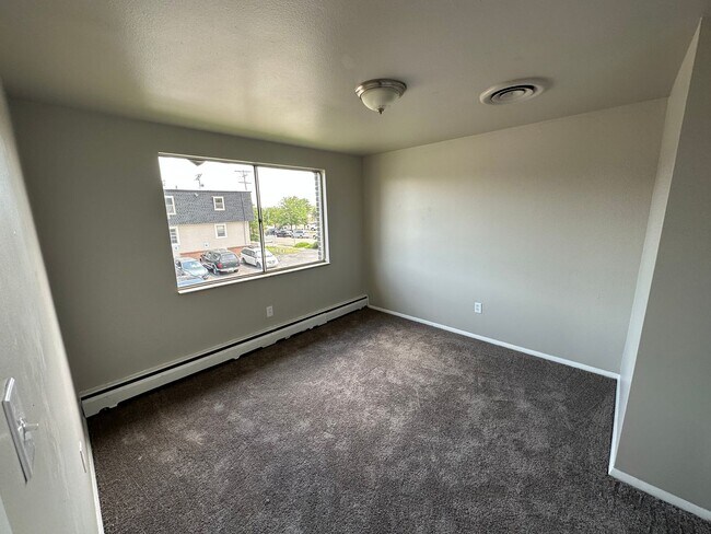 Building Photo - Move in ready 1 bedroom/1 bath in Edgewater! 2nd floor Unit!